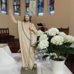 Jézus szobor és virág az oltáron Gárdonyban - Húsvét 2020