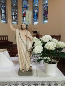 Jézus szobor és virág az oltáron Gárdonyban - Húsvét 2020
