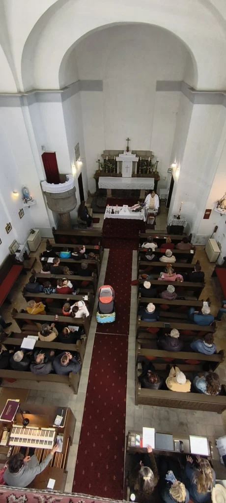 2026 Dinnyés, Szent György-napi templombúcsú - padsorok felülről